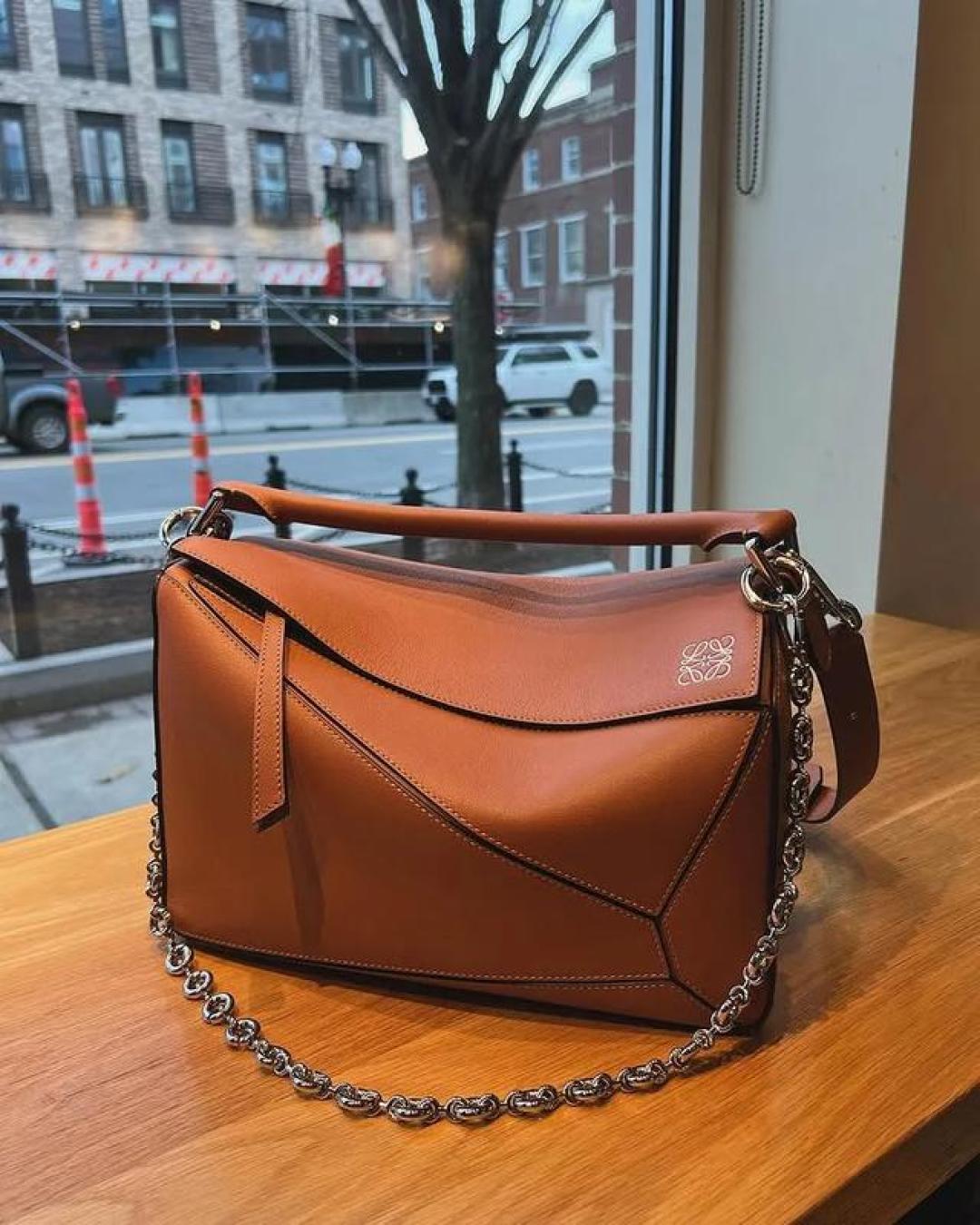 Loewe创意总监离任：11年缔造20亿欧元传奇，谁将接棒下一个艺术爆款？