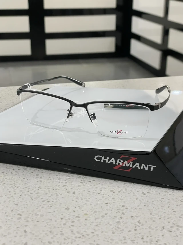 夏蒙ZT黑框丨打工人的作弊神器。Charmant夏蒙ZT27118-BK
规格57-16-145
产地日本
这眼镜真是绝了，亚光黑金属贼显高级，配西装不拉垮，搭卫衣不违和，镜腿那点小反光暗戳戳提气质，