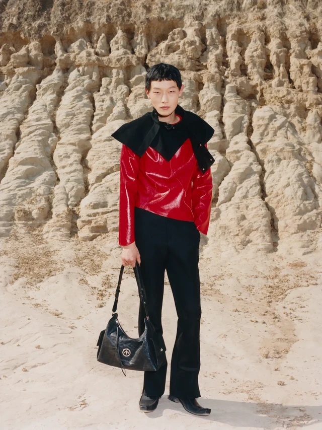 全新Toast hobo 融入工装美学，首次搭载精钢五金，细节精雕细琢，赋予更精致的质感体验。 
Toast Hobo 经典黑/乌木棕/雾霾蓝
现已上市，即刻探索。 
#GROTTO个乐  
#GRO