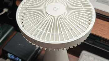 夏日桌面清风徐来，极简风扇低噪音享受清凉 
