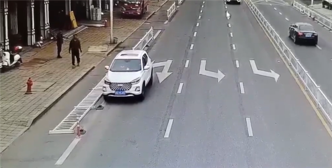 奇瑞SUV离奇事故!驾驶室没人路边突然启动撞倒护栏