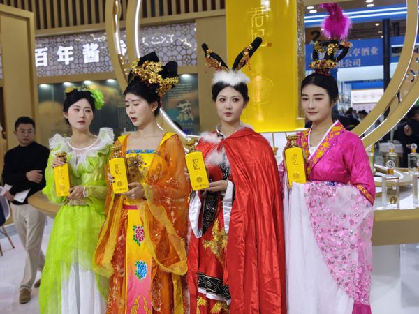 成都春糖：北大仓主打一个热热闹闹，门口还有四大美人迎宾！