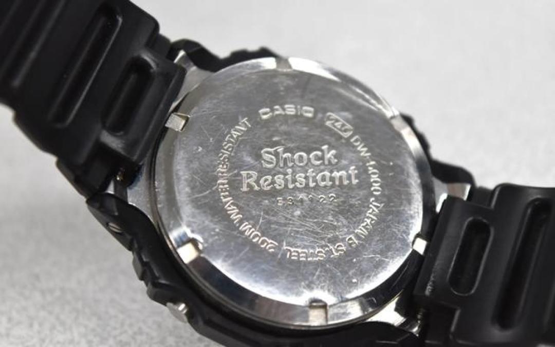 卡西欧DW-500R:当复古小方块撞上环保黑科技,四十年经典如何征服新世代?