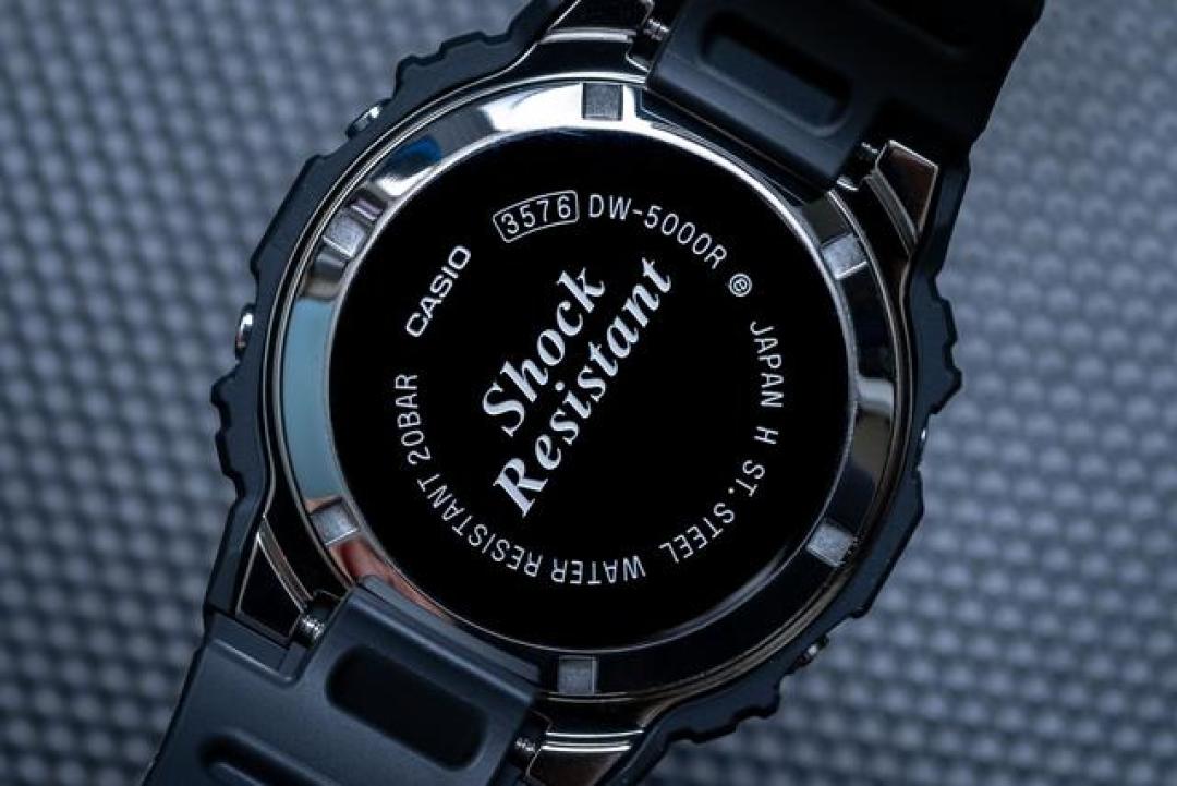 卡西欧DW-500R:当复古小方块撞上环保黑科技,四十年经典如何征服新世代?