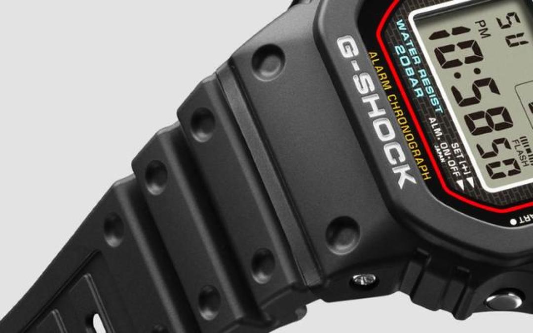 卡西欧DW-500R:当复古小方块撞上环保黑科技,四十年经典如何征服新世代?