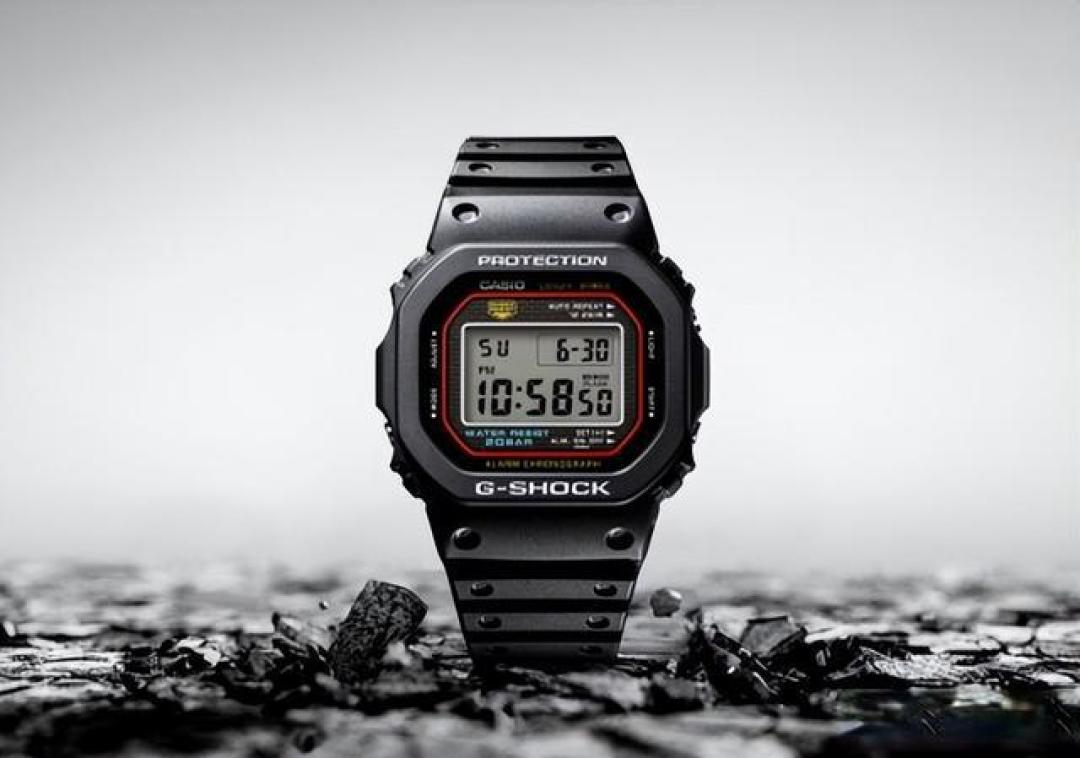 卡西欧DW-500R:当复古小方块撞上环保黑科技,四十年经典如何征服新世代?