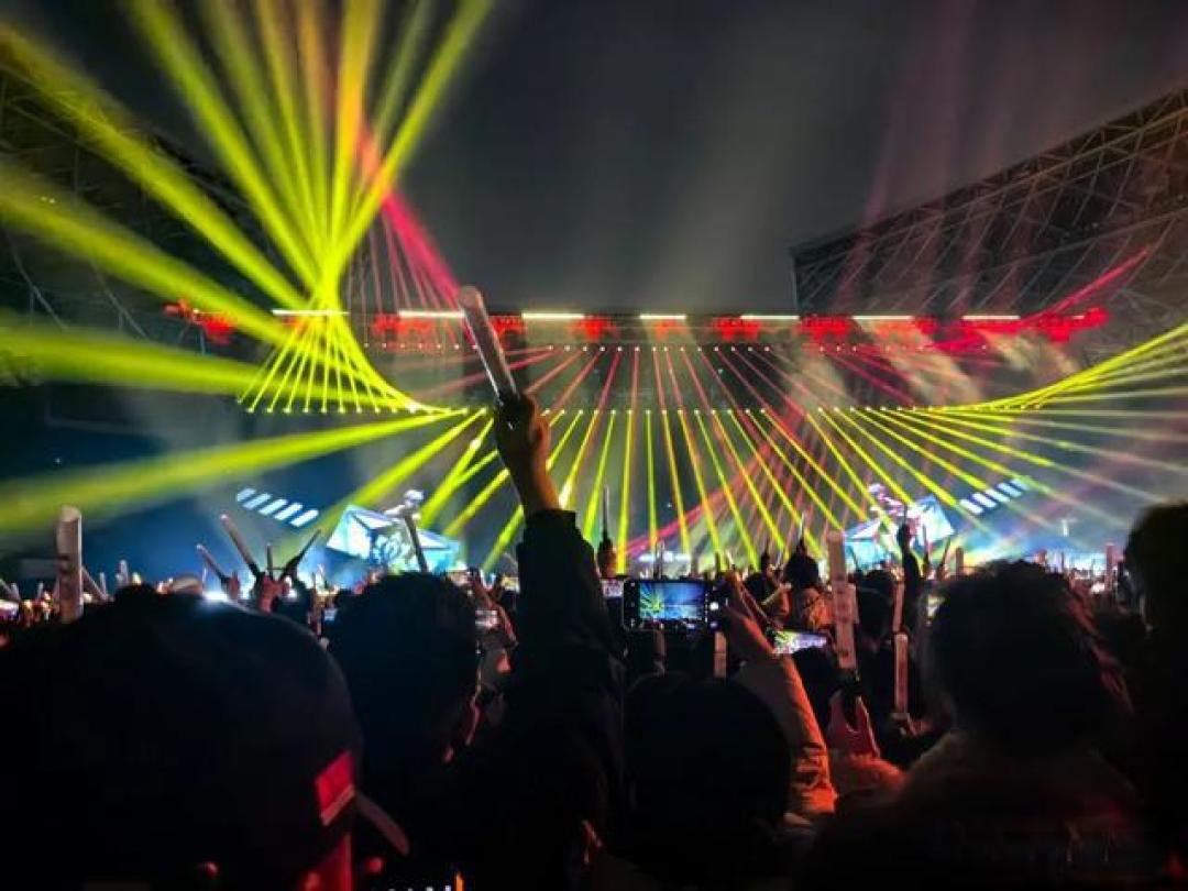 凤凰传奇苏州演唱会:三万人蹦迪保安变气氛组,赛博江南引爆全龄狂欢