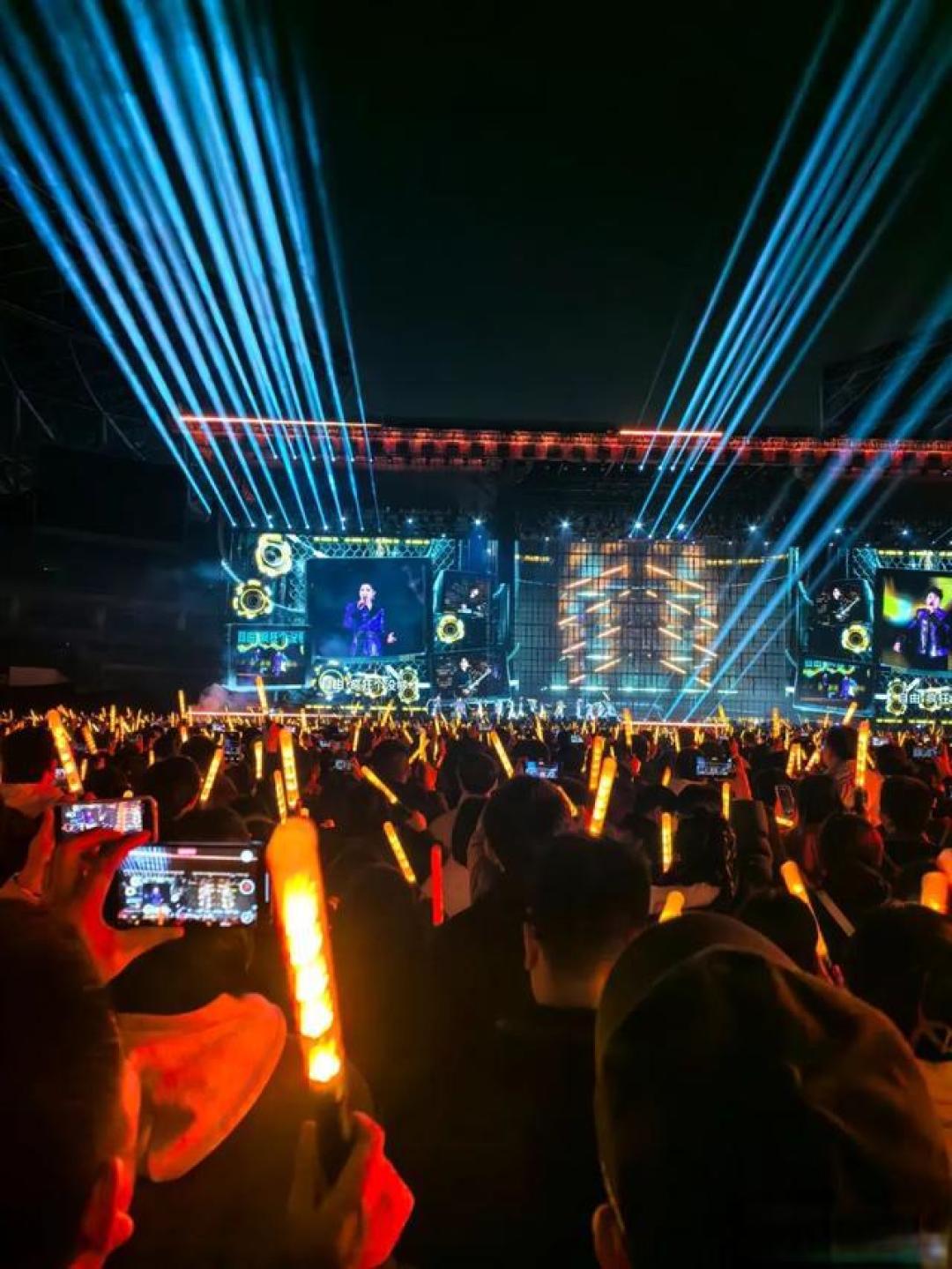 凤凰传奇苏州演唱会:三万人蹦迪保安变气氛组,赛博江南引爆全龄狂欢