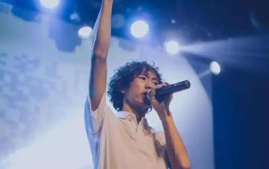 从9人到400人售罄:庞麦郎跑调演唱会如何成为流量时代的荒诞寓言