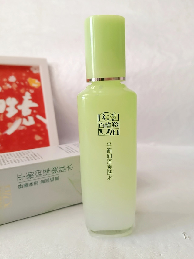 草本精萃，润泽肌肤：百雀羚 平衡润泽爽肤水