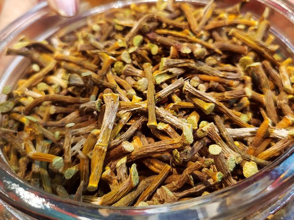 买石斛时应选卷状还是直条？