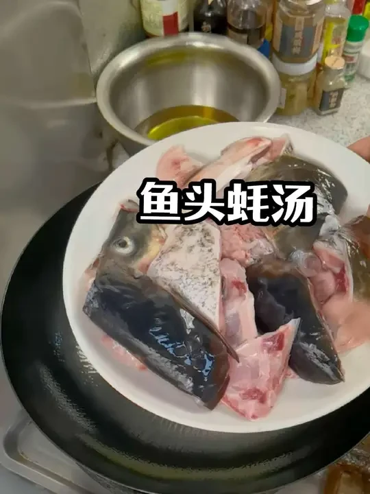 咱们烹饪这个鱼头汤时，白胡椒粉尽量放在最后快出锅时下， 增鲜去腥的同时，汤水也会更加鲜美！