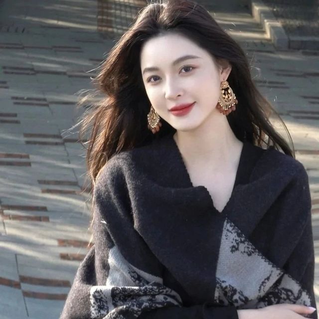 今年黑色衣服流行这么穿，简约高级不沉闷，谁穿谁好看！