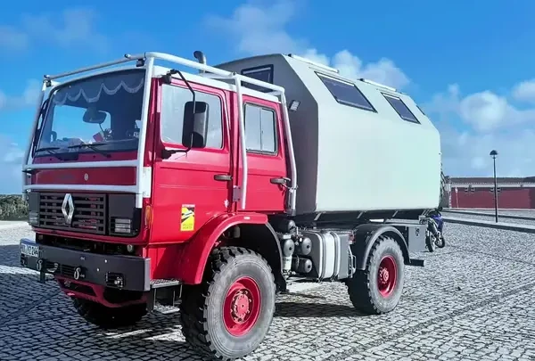 中国房车自驾欧洲到葡萄牙法鲁偶遇可爱的越野房车 #卡车大叔日记 #大叔环球旅行 #重型越野房车自驾游 #大叔饭局 #房车旅行