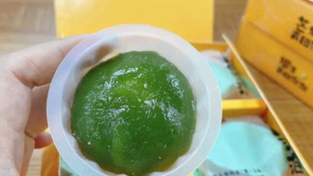 传统豆沙青团对决榴莲新秀：老网红与猎奇口味的美食巅峰之战！