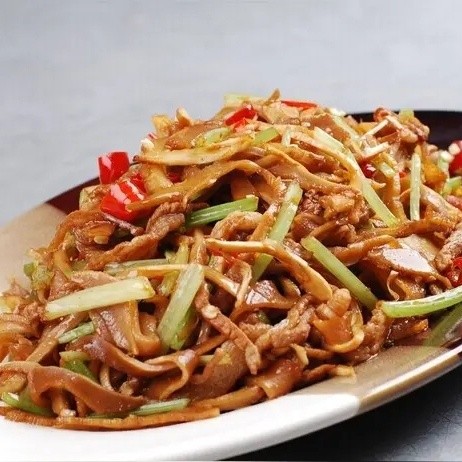 芹菜肉丝：平凡中的美味华章