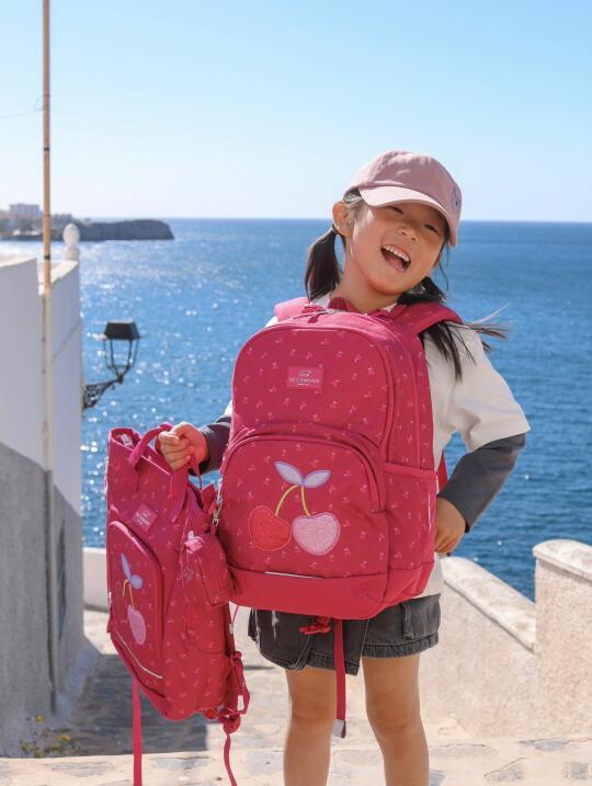 中国小女孩在西班牙🇪🇸上学背什么书包❓