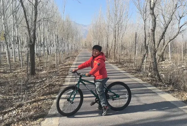 今天儿子挑战24小时学会骑自行车！ #骑行vlog #骑着自行车兜风 #小骑手冲啊 #骑行 #那贝斯儿童自行车