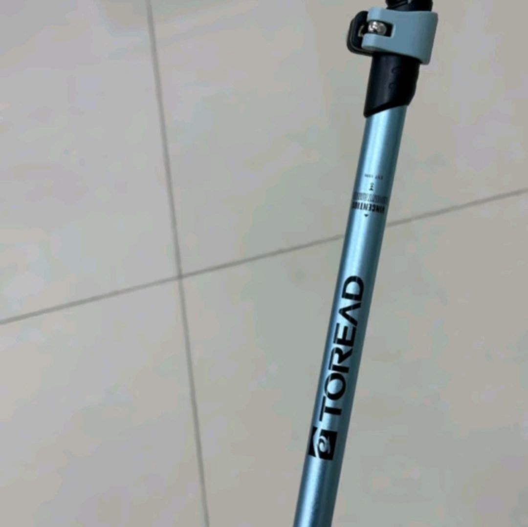 登山杖:铝合金材质,伸缩自如的户外探险伙伴