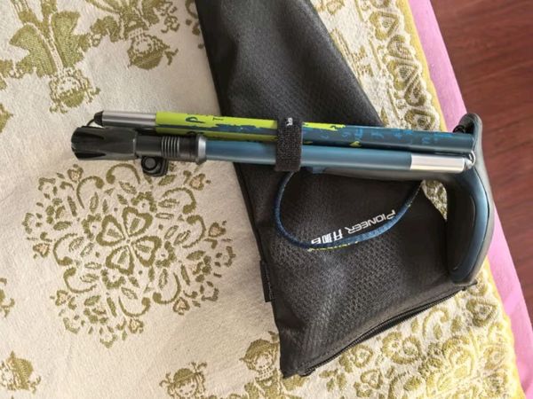 开拓者天狼星9系登山杖：碳纤维材质，折叠便携的户外探险利器