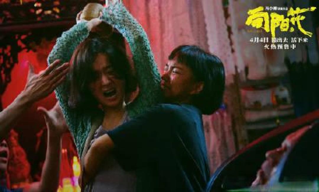《向阳花》首映炸场！赵丽颖抡金元宝狂飙"疼痛爽感"