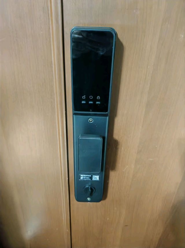英典R6智能门锁：全自动守护，让家的安全触手可及