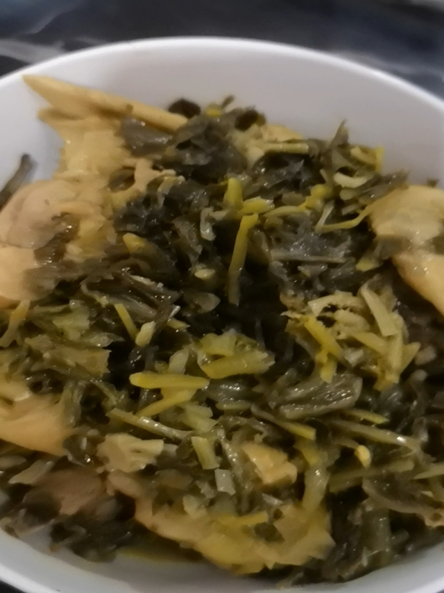 春季在家就烧一个咸菜烧鸡