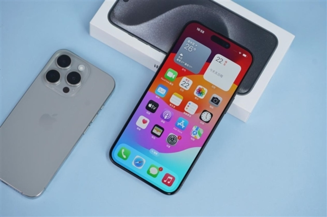 美国关税政策让消费者遭殃!美媒称iPhone最高或涨至1.6万元