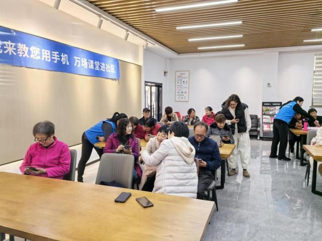 银发族的指尖革命:从扫码窘态到表情包达人的数字奇旅