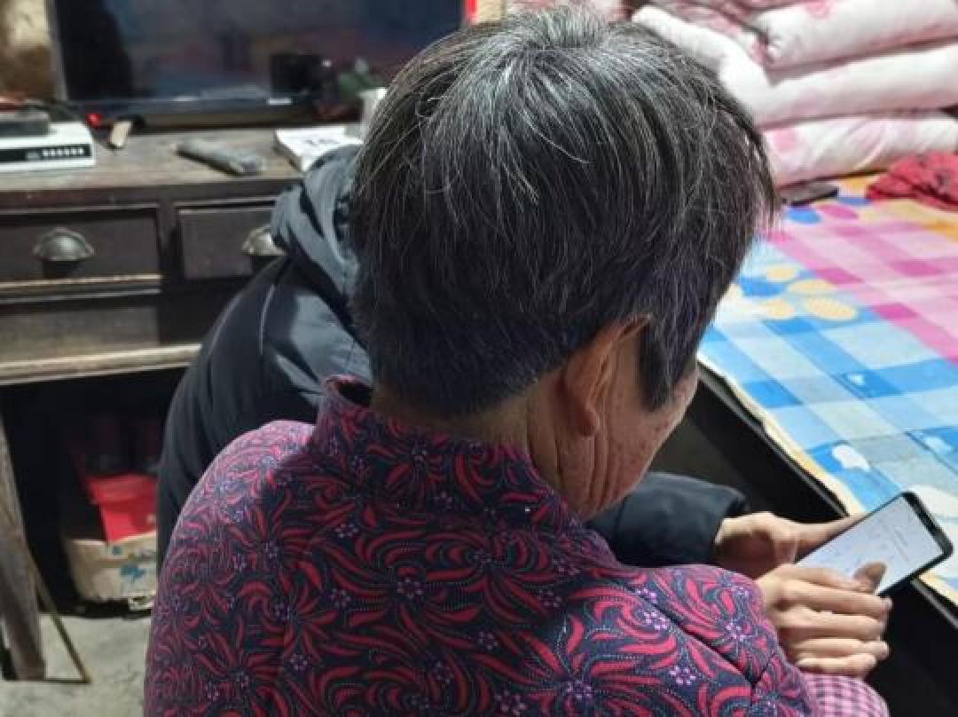 银发族的指尖革命:从扫码窘态到表情包达人的数字奇旅