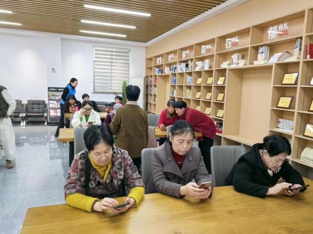 银发族的指尖革命:从扫码窘态到表情包达人的数字奇旅