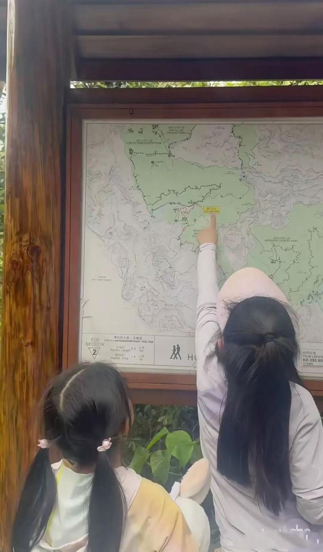 郭晶晶霍启刚带娃五小时徒步：豪门教育不拼物质拼毅力