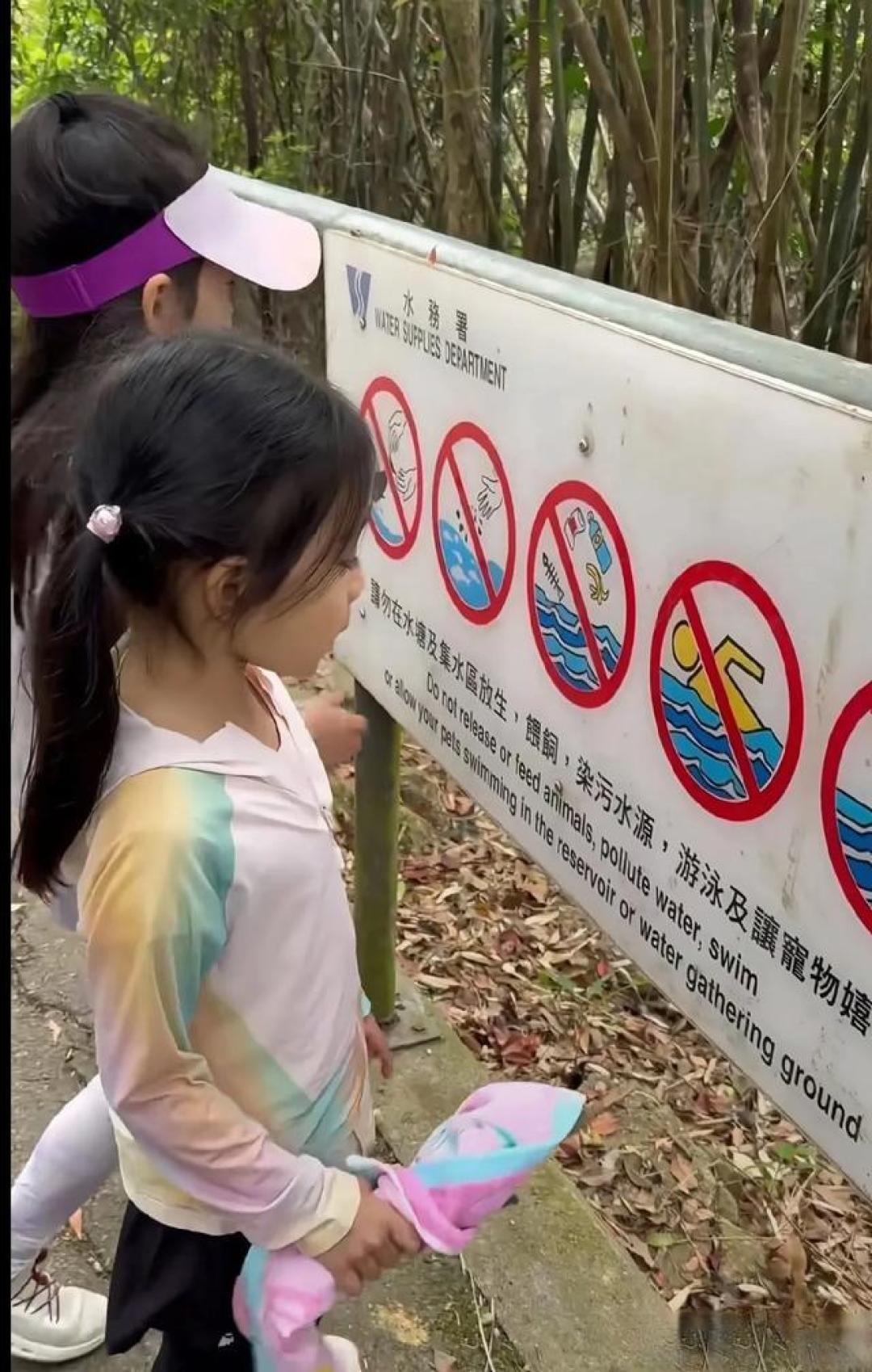 郭晶晶霍启刚带娃五小时徒步：豪门教育不拼物质拼毅力