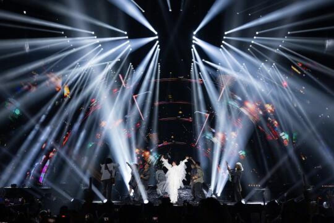 孙燕姿演唱会黑科技：71米银河幕墙+AI对唱，3万手机电筒拼出星空奇迹