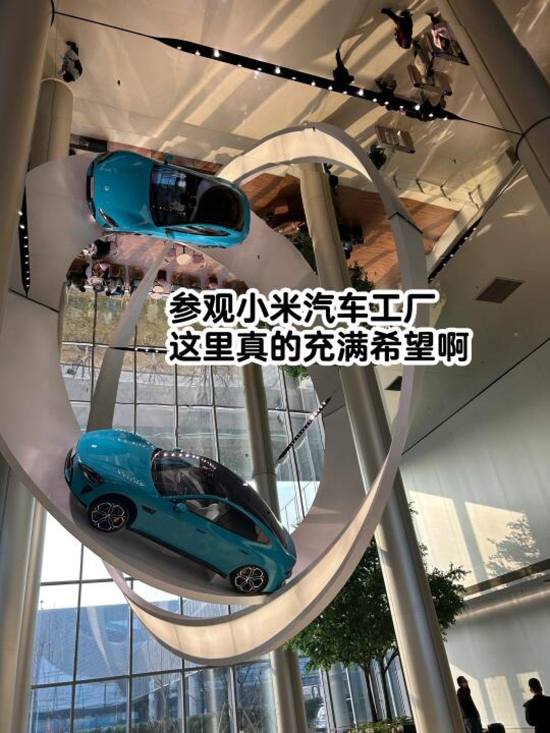 碰撞测试专家西装革履访小米工厂，悬挂SU7产线竟让他瞳孔地震！