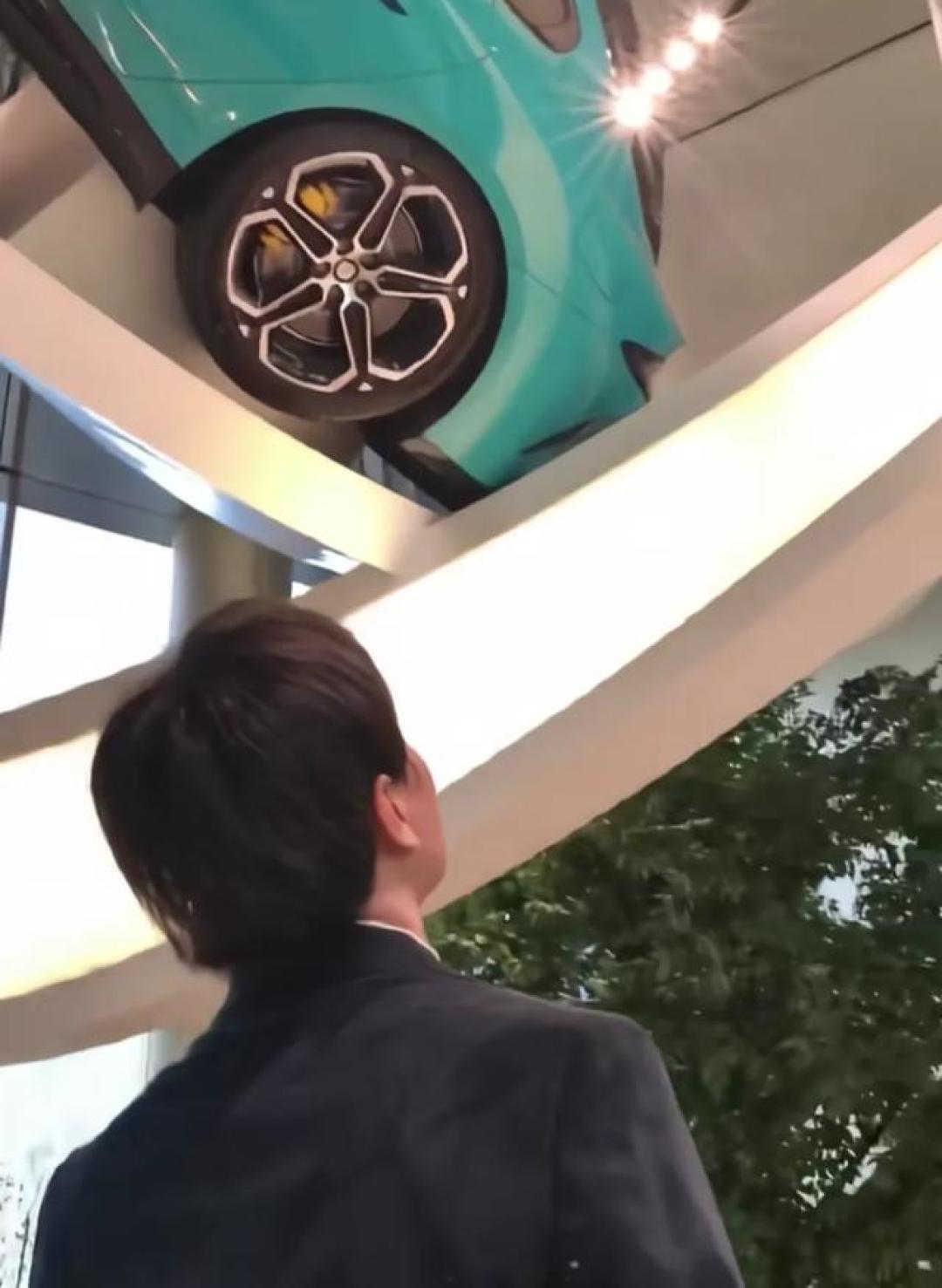 碰撞测试专家西装革履访小米工厂，悬挂SU7产线竟让他瞳孔地震！