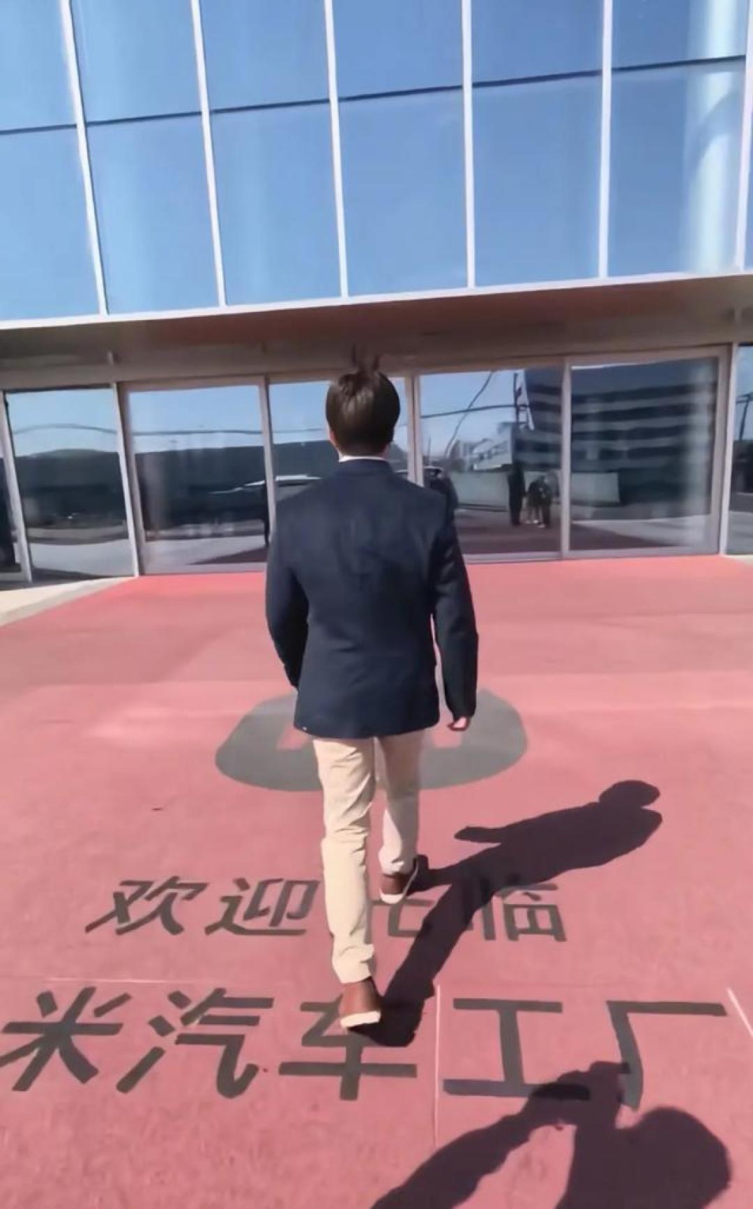 碰撞测试专家西装革履访小米工厂，悬挂SU7产线竟让他瞳孔地震！