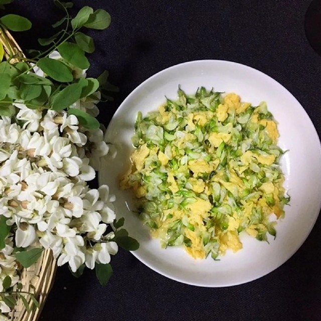 洋槐花炒蛋和蒸洋槐花，你吃过吗？