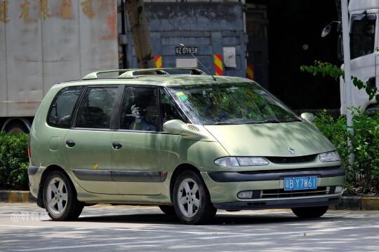 座椅能推到另一边丨90年代的三江雷诺太空车