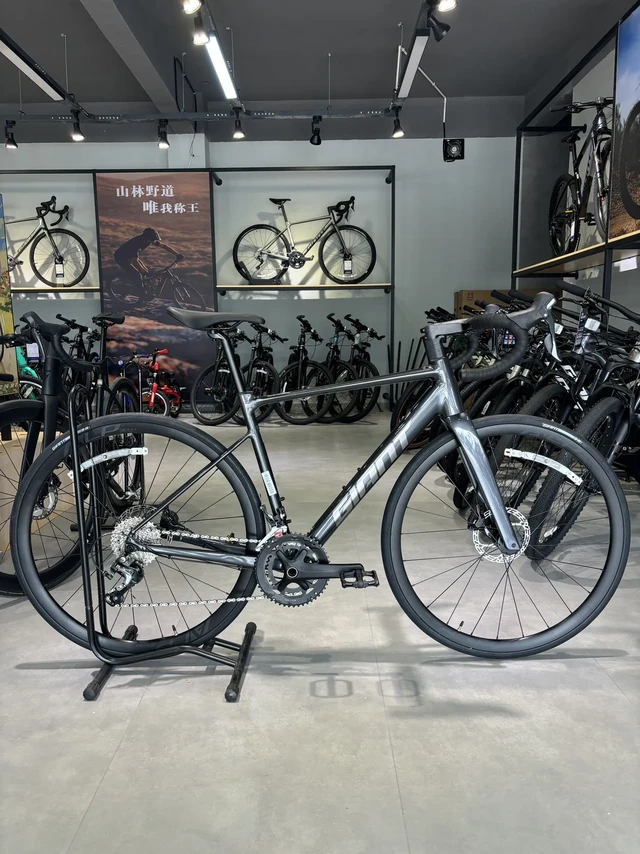 捷安特新款26款pcr ltd2。车架GIANT ALUXX SL铝合金车架，开档142mm
前叉GIANT Advanced等级碳纤维，11/8"-11/4"锥管
全碳纤维舵管，开档100mm
变速