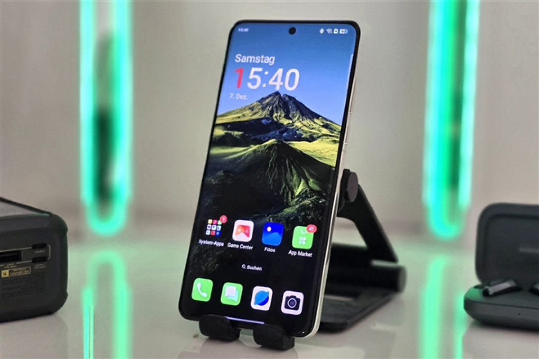 一加13T与iPhone 16 Pro正面照对比:小而美在此刻具象化了