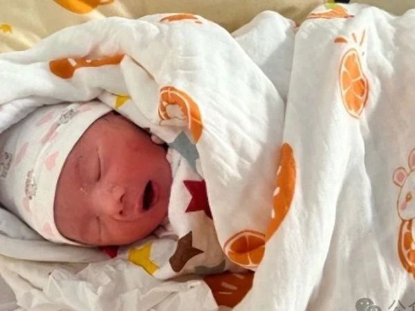 婴儿袜子不离脚，坏处比好处多，家长莫大意