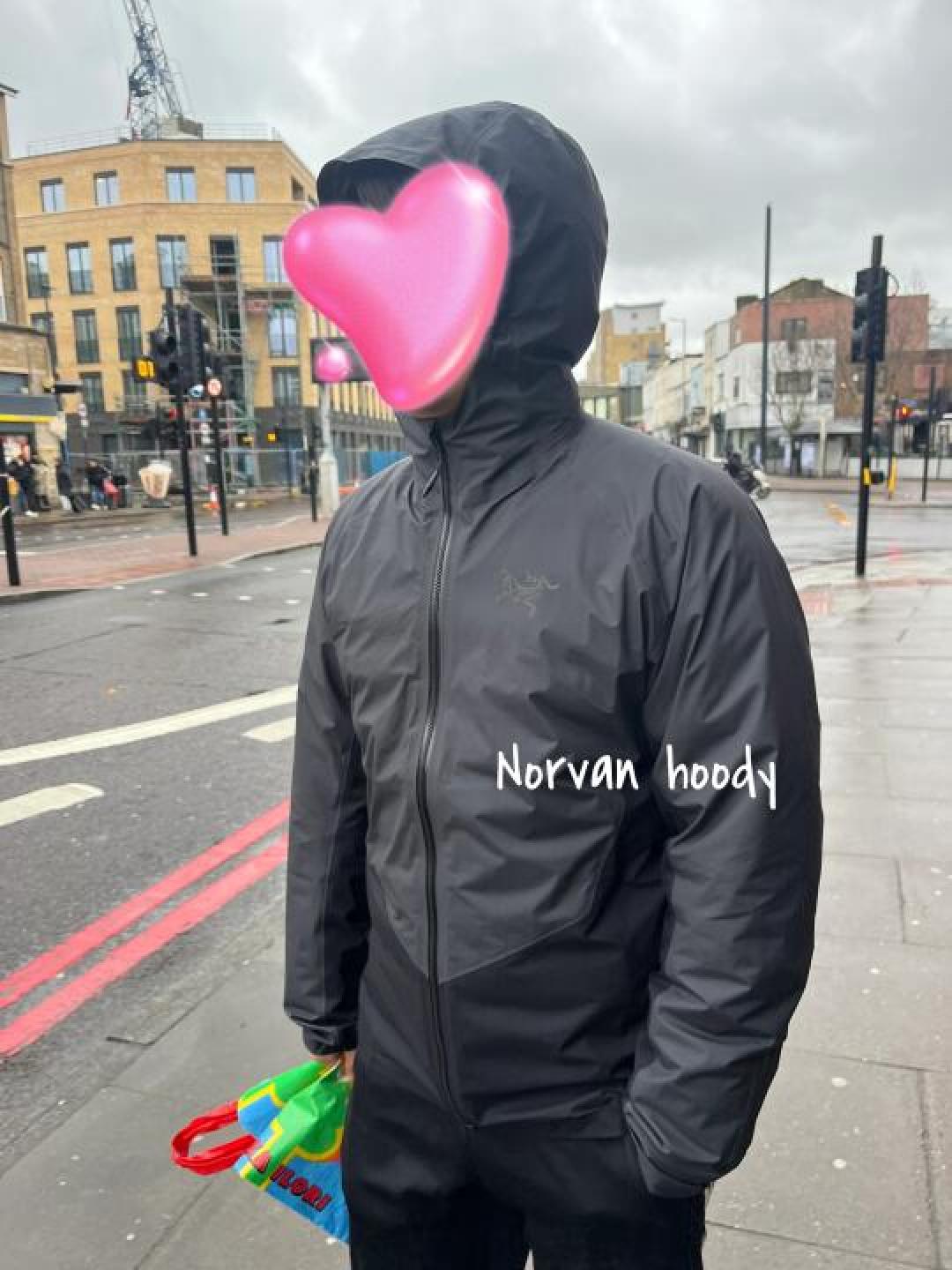 始祖鸟Norvan风壳:轻过手机还能防晒?越野跑与通勤全能装备设计解析