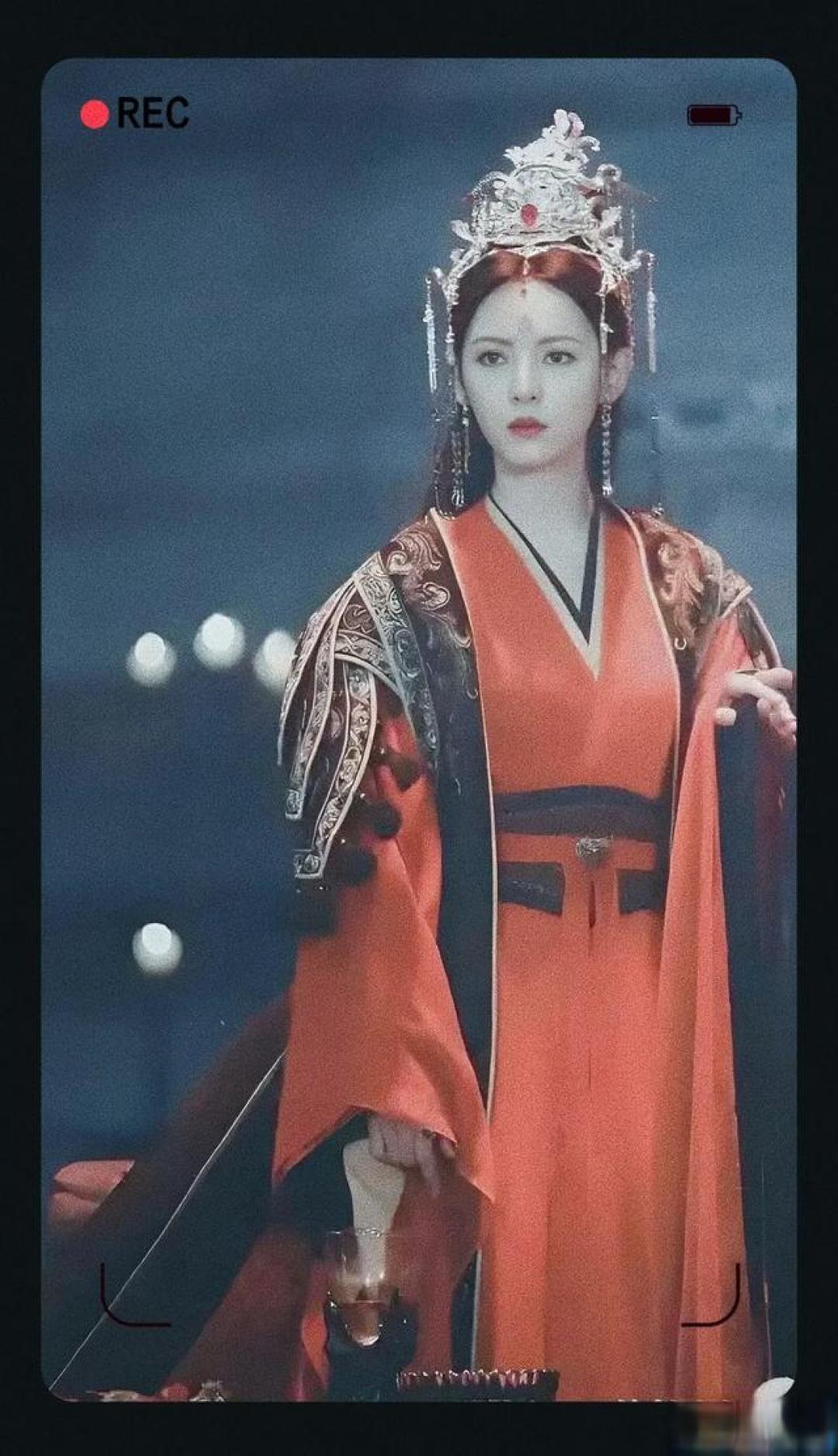 《千秋令》开播即爆：张予曦红衣索命VS佟梦实战损妆引爆仙侠新战局