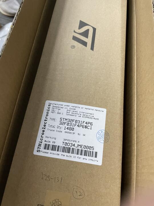 🔥ST芯片行情大爆发｜2025囤货指南💥
📈‌市场现状：冰火两重天‌
‌车规芯片暴涨‌🚗
ST ‌STM32H750VBT6‌ Q1价格飙升35%，突破$12.8/颗，新能源车企库存告急‌。
‌消费级
