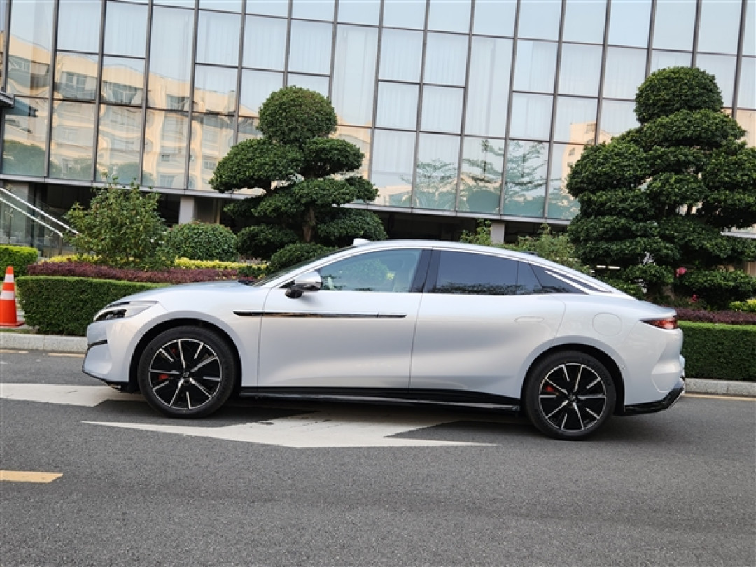 超千匹马力零百2.7秒!比亚迪汉L上市:20.98万起