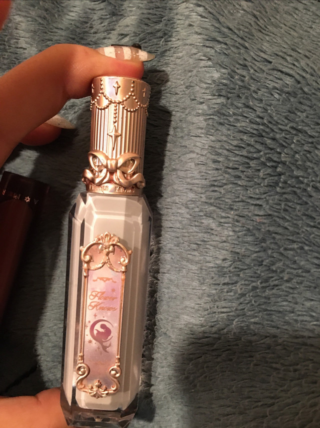 花知晓唇釉重工设计的独特之处