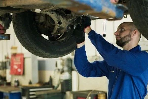 天气转凉电瓶就亏电，怎样才能让电瓶更耐用？听听修理工怎么说