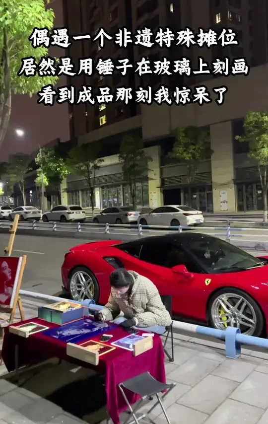 偶遇一个非遗特殊摊位，居然能用一把锤子在玻璃上刻画，看到成品后我惊呆了！ #摆摊 #非遗文化
