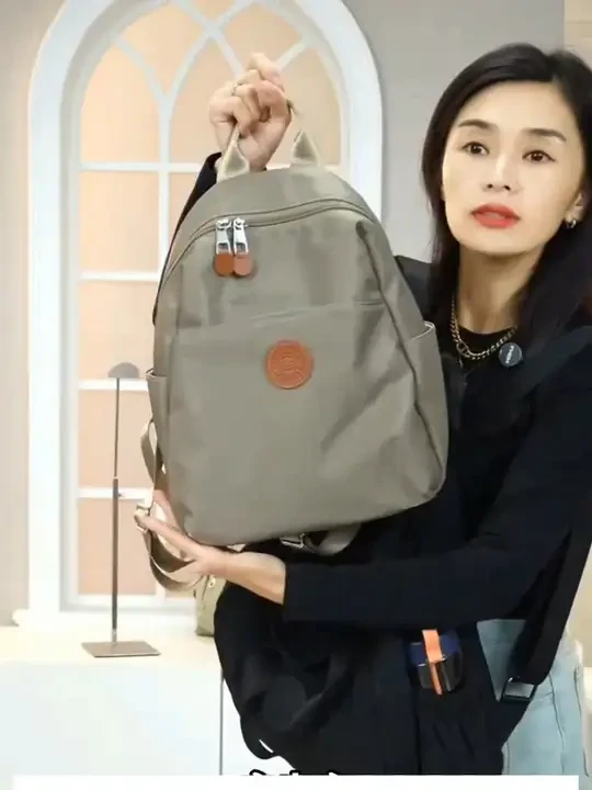 秋冬新款轻便透气防水背包时尚双肩包包大容量防水百搭女士包包潮 秋冬新款轻便透气防水背包时尚双肩包包大容量防水百搭女士包包潮非常好看#双肩包 #高奢时尚包包推荐 #包包控每天更新 #美包分享 #包包女包